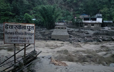 हेवाखोलाको बाढीले बगायो बेलिब्रिज